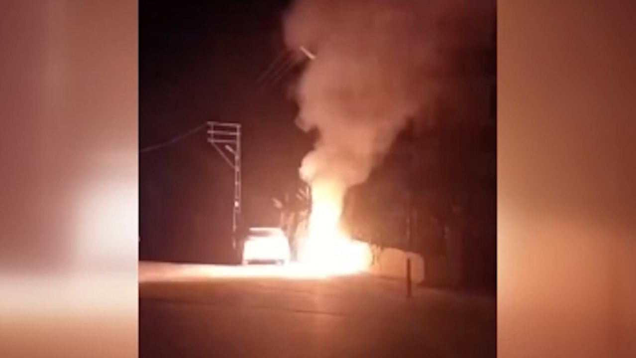 Yer altındaki elektrik kablolarının neden olduğu yangında rögar kapağı fırladı