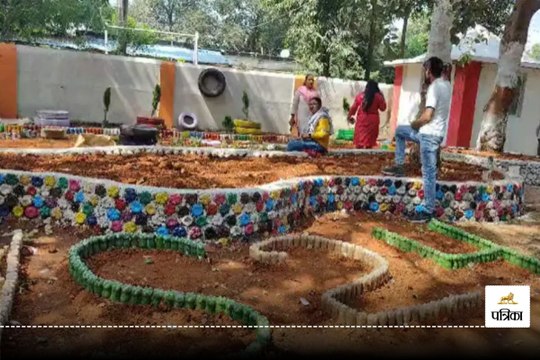कबाड़ से जुगाड़...महिलाएं रद्दी बोतलों से सड़कों का कर रही सौंदयीकरण