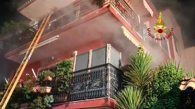 Napoli, in fiamme palazzina nella zona ospedaliera: evacuati residenti (03.10.24)