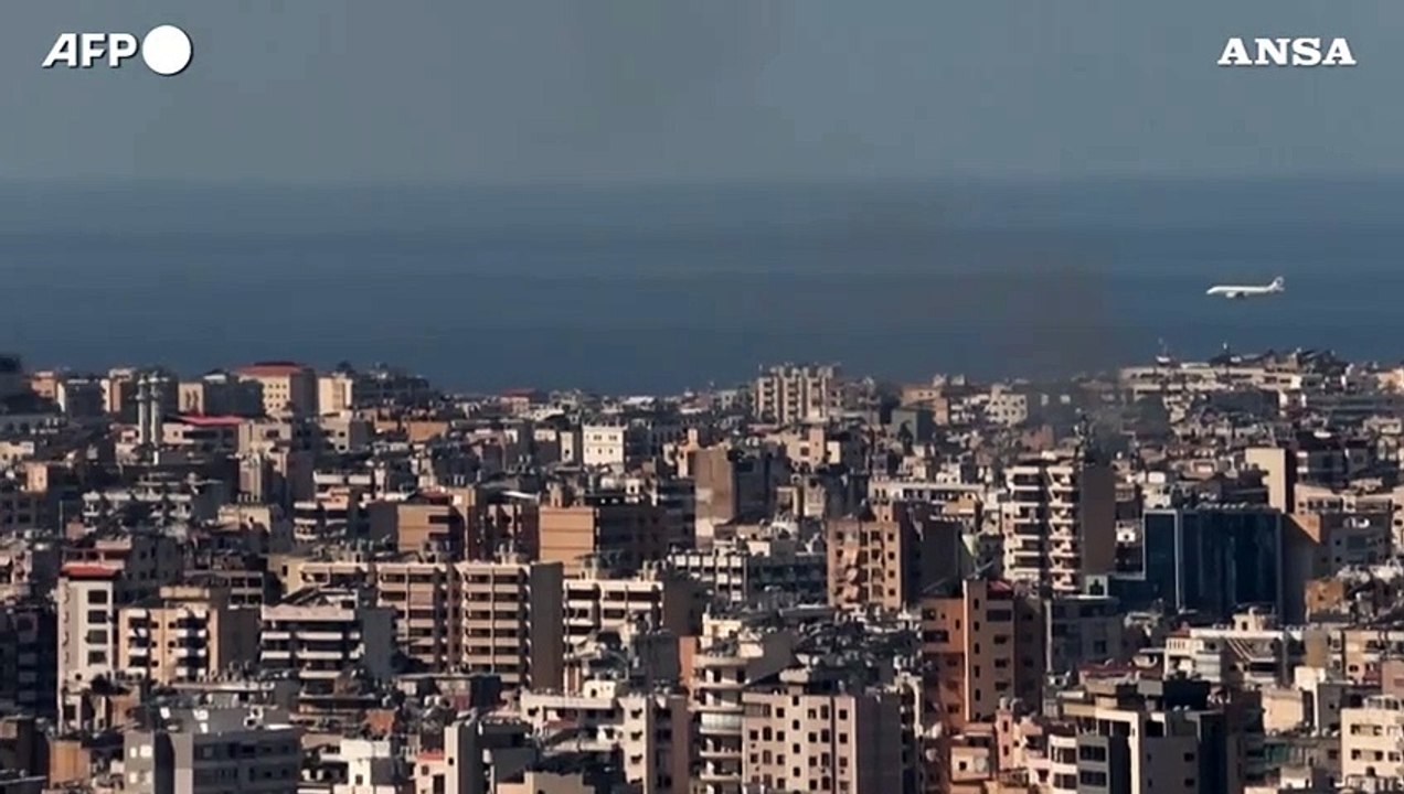 Beirut, un aereo atterra dietro le colonne di fumo degli attacchi israeliani