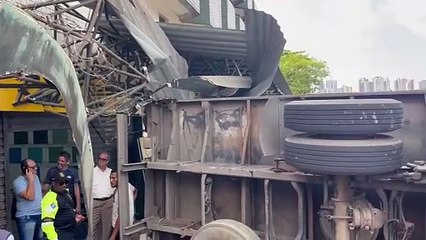 Carreta tomba na Avenida Vasco da Gama e deixa trânsito lento
