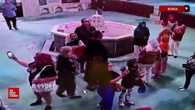 Bursa'da cami gezen erkek turistler etek giydi
