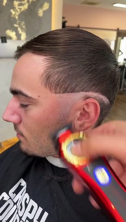 POV Chefin zeigt ihre Unterwäsche #barber #friseur #midfade #skinfade #curlyhair #locken #messyhair