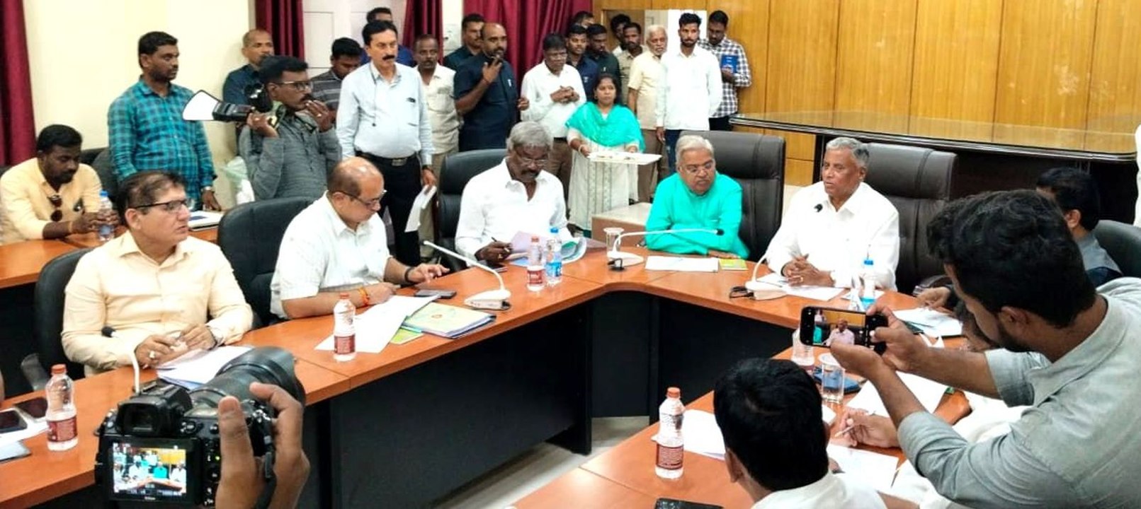 रेल परियोजनाओं के लिए भूमि अधिग्रहण में तेजी लाएं अधिकारी-सोमण्णा