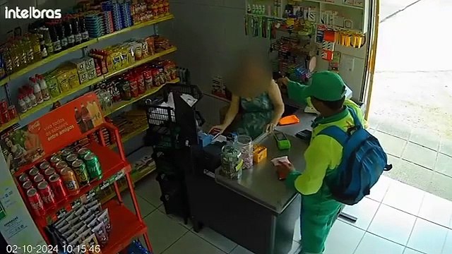 Homem disfarçado de gari realiza assalto a mão armada em padaria de Maceió