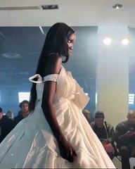 Modelo 'foge' de passarelle na Semana da Moda de Paris.