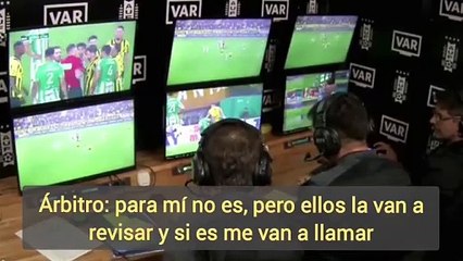 Imágenes del VAR en la jugada que Peñarol reclamó penal ante Racing
