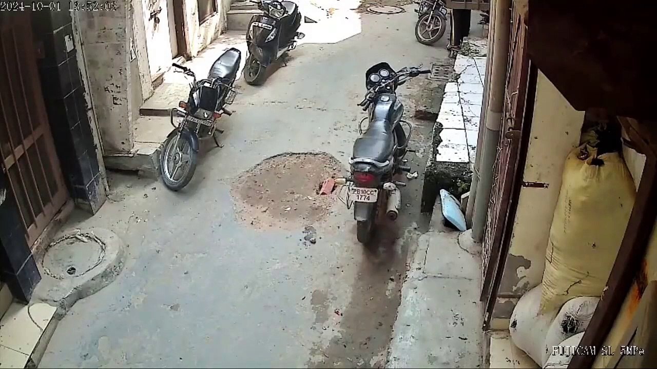 - Toàn nhà bất ngờ đổ sập, mẹ ôm con nhỏ chạy thoát thân - Tạp chí Người Đưa Tin
