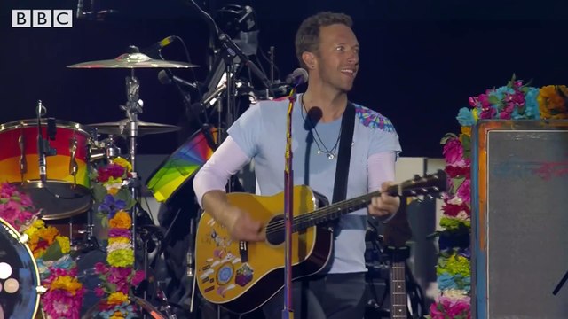 Liam Gallagher et Coldplay chantent Live Forever à Manchester