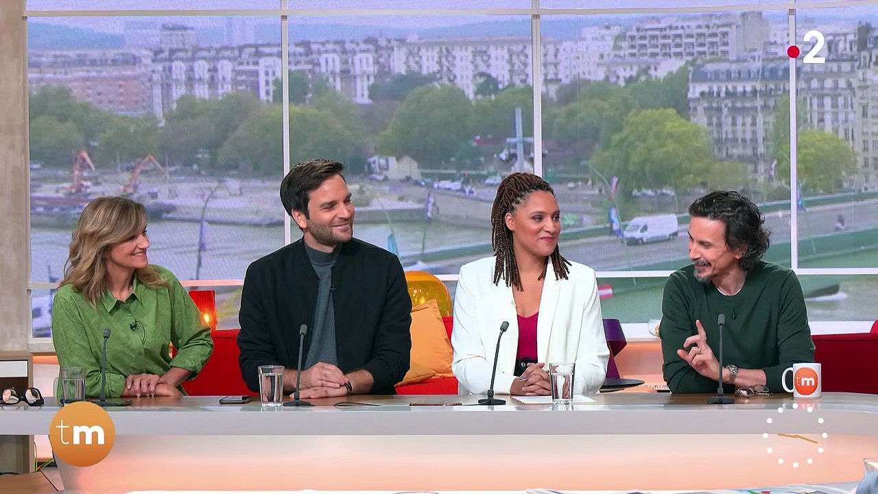 Arnaud Tsamère n'a pas caché sa surprise et son émotion en découvrant un message de son ancienne amoureuse de CE2 lors de son passage dans l'émission Télématin sur France 2.