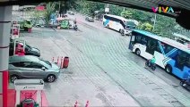 DETIK-DETIK Kepala Pemotor Tewas Terlindas Busway