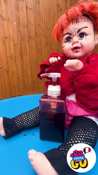 Cette poupée sait comment manger un sirop délicieux.