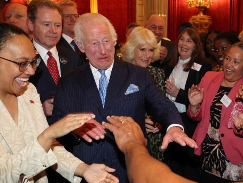 König Charles versucht sich an traditionellem Tanz aus Samoa