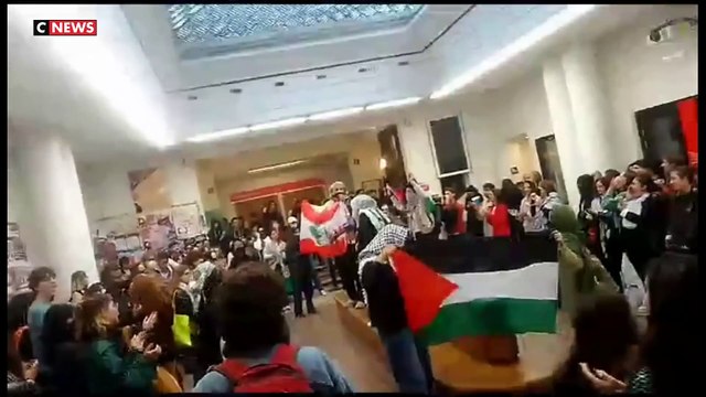 Découvrez les images d'une nouvelle manifestation d'étudiants pro-palestiniens à Sciences Po Paris cet après-midi: Sciences Po complices, on est là pour nos frères de Palestine!