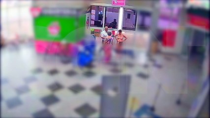 Câmera mostra senhoras levando carteira esquecida em carrinho de supermercado
