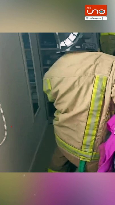 BOMBEROS RESCATAN A UN GATITO DE UN EDIFICIO En LLAMAS EN EQUIPETROL