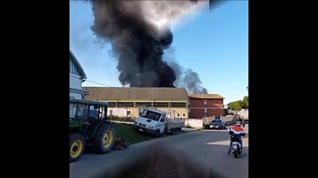 Stabilimento chimico a fuoco, si alza una colonna di fumo nero