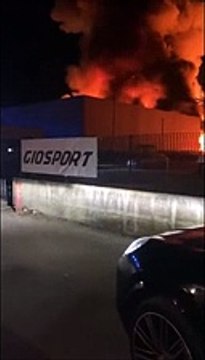 Brucia il capannone a Chieti scalo, fiamme alte e fumo nero