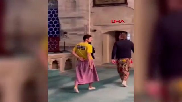 Şortlu erkek turistler, tarihi Yeşil Cami'yi etek giyip girdi