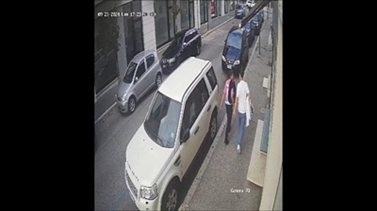 I rapinatori in fuga dalla gioielleria: nel video l'auto che li aspetta e si allontana inseguita dalla polizia locale