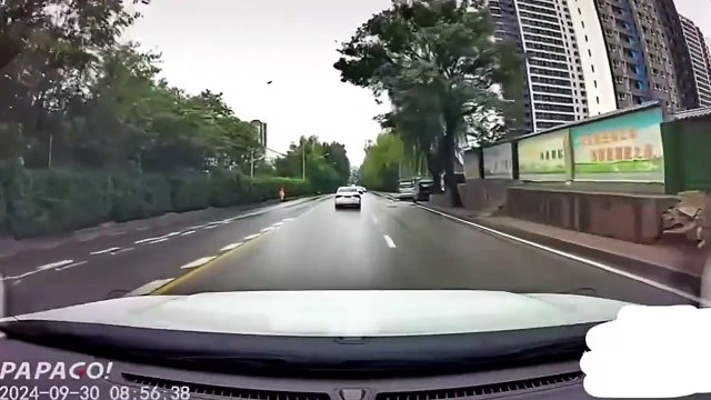 Une enorme grue chute en pleine route... automobilistes très chanceux