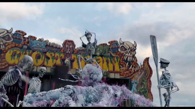 Bande-annonce de Miss Peregrine / bientôt une suite pour le film, 8 ans après sa sortie ? Ella Purnell adore Tim Burton, C'est un savant fou. Il pense à tout