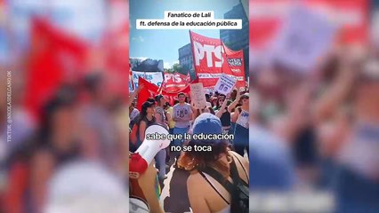 Скачать видео: Fanático de Lali musicalizó la Marcha Federal Universitaria