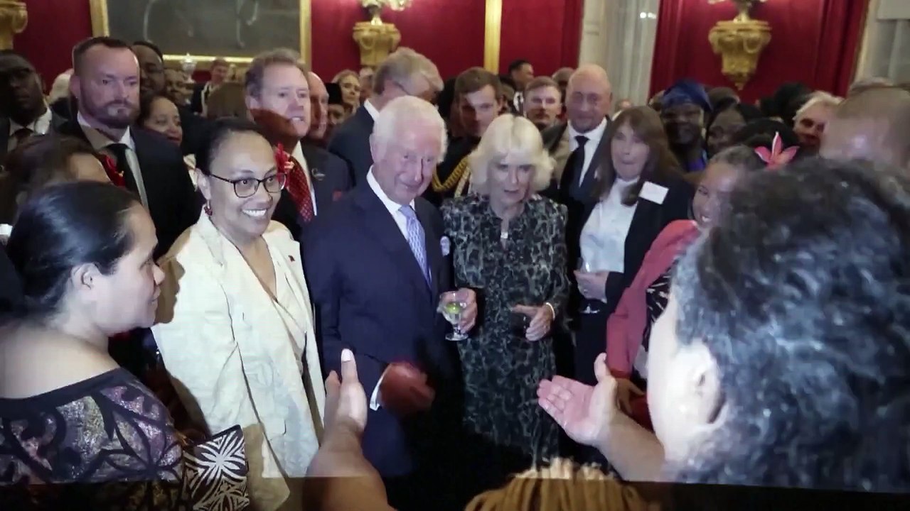 No Comment. Le roi danse ! Charles III s'essaie à la danse samoane