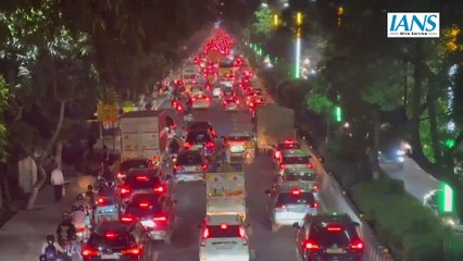 Noida के Chilla Border से Mahamaya Flyover तक लगा Traffic Jam