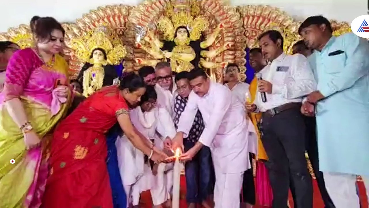 সন্তোষ মিত্র স্কোয়ার-এর দুর্গাপুজোর উদ্বোধন কর...