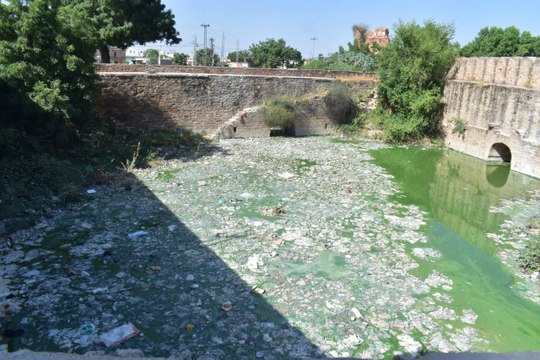 भूमाफियाओं की मिलीभगत के खेल में गिनाणी तालाब में छोड़ा जा रहा गंदे नाले का पानी