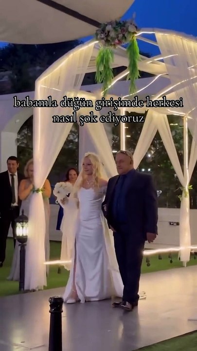 Duygusal bir giriş yapacaklarını düşünen davetlilere ufak bir sürpriz hazırlayan baba ve kız 