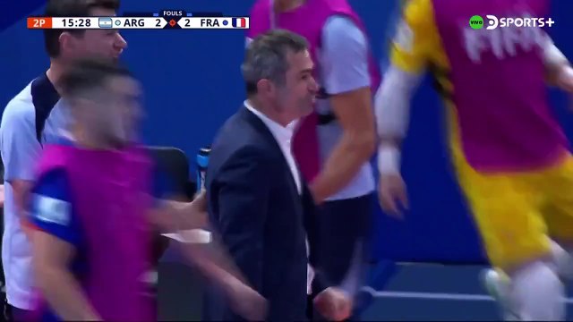 Sarmiento deja un rebote largo al medio para que Mamadou Toure pueda definir y poner el 2 a 2 contra Argentina