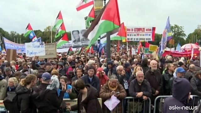 Berlino, migliaia manifestano contro la guerra, c'? Sahra Wagenknecht