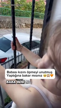 Bir baba kızını öpmeyi unutup dışarı çıkıyor ve sonrasında kızının gönlünü almasını biliyor