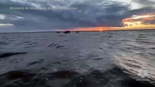 Rescatistas rusos luchan por salvar a cuatro orcas varadas en Rusia
