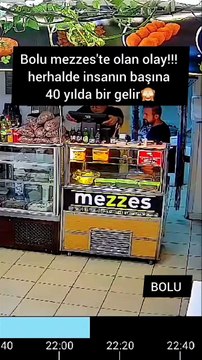 Bir kadınla şahsi meselesi olan soda şişesi önce kendini yere atıp daha sonra o basınçla fırlayıp kadının başına çarpıyor Videosu olmasa inanmazdık şu olaya.