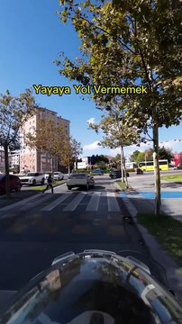 İstanbul trafiğinde orman kanunlarının geçerli olduğunu düşünen sürücülere ders veren trafik polisi