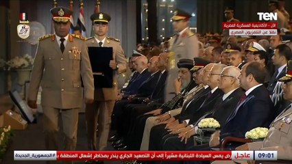 رئيس الأكاديمية العسكرية يقدم هدية تذكارية للرئيس السيسي