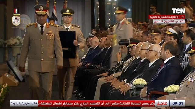 رئيس الأكاديمية العسكرية يقدم هدية تذكارية للرئيس السيسي