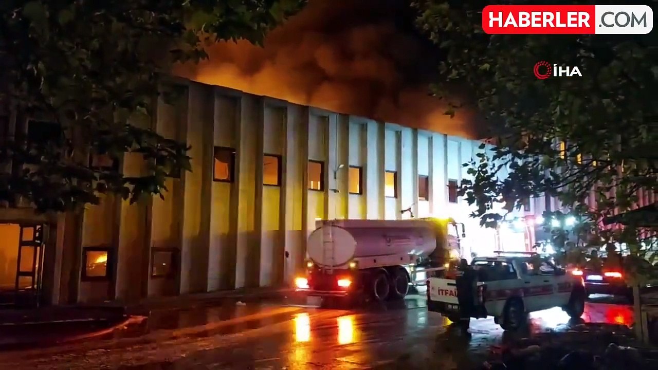 Deri fabrikasındaki yangın saatlerdir söndürülemedi, bir itfaiye eri hastaneye kaldırıldı