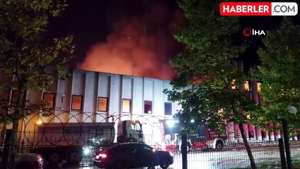 Deri fabrikasındaki yangın saatlerdir söndürülemedi, bir itfaiye eri hastaneye kaldırıldı