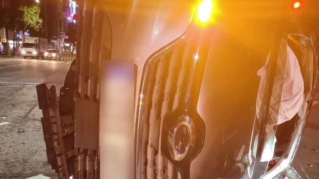 음주 차량 변압기 들이받아 2시간 정전 / YTN