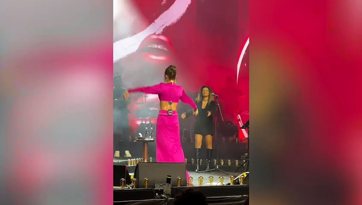 Simge Sağın sahnede dansıyla herkesi büyüledi