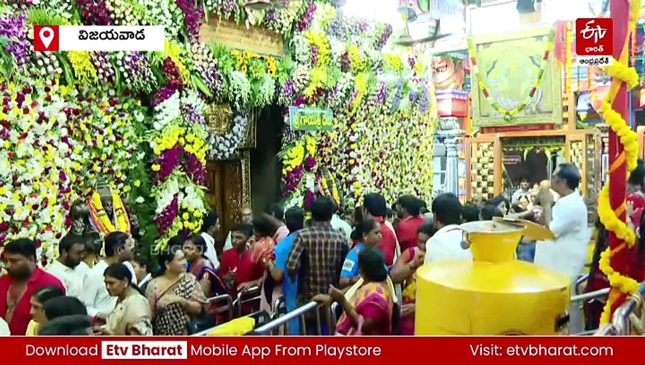 గాయత్రీ దేవిగా పూజలందుకుంటున్న అమ్మవారు