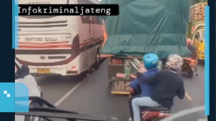Detik-detik Pemotor Tertangkap Basah Polisi Saat Coret-coret Truk