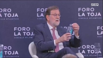 El divertido momento de Mariano Rajoy con los tapones de las botellas de agua