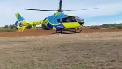 El helicóptero rescatando a la víctima de 70 años tras el accidente en León