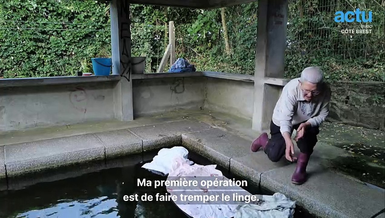 Denise, 71 ans, lave son linge au lavoir