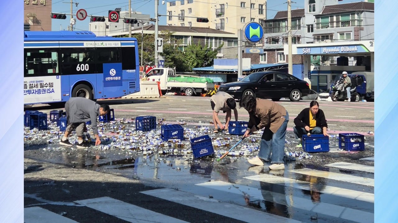 '와르르' 맥주병 쏟아지자...발 벗고 나선 시민들 [앵커리포트] / YTN